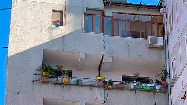 Durch dieses Gebäude in Tirana zog sich nach dem Beben ein vertikaler Riss.