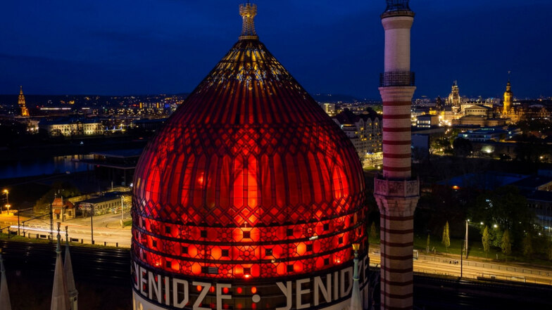 Saisonbeginn nun auch im Theater in Dresdens markanter Kuppel, der Yenidze. Dazu gibt es eine besondere Show.