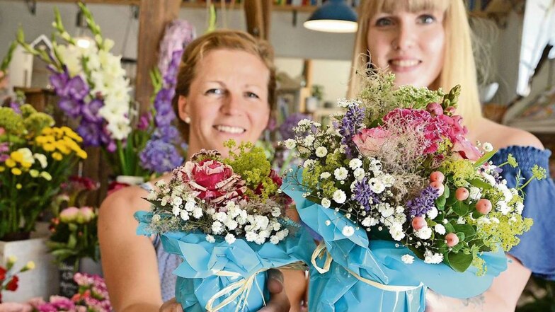 So ähnlich werden die Blumengeschenke aussehen: Cindy Hielscher (links) und Jennifer Brauer werden mit dem Blums-Team die Sträuße binden und in der Umgebung verteilen.