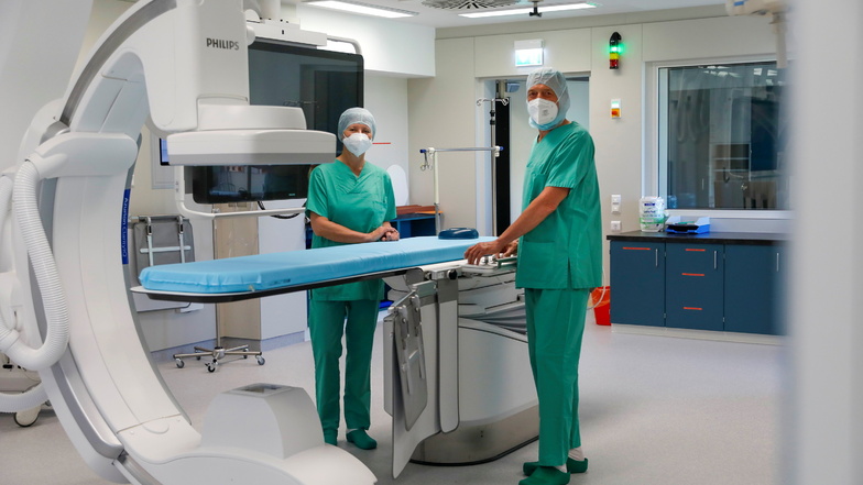 Chefarzt Bernd Rehnisch und Oberärztin Dr. Kerstin Uhlig demonstrieren die Arbeit an der modernen Technik im neuen OP-Trakt des Zittauer Krankenhauses.