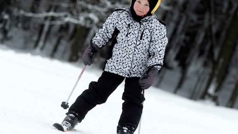 Die sechsjährige Alma hat in Sebnitz am Skihang ihre Freude am Skifahren.