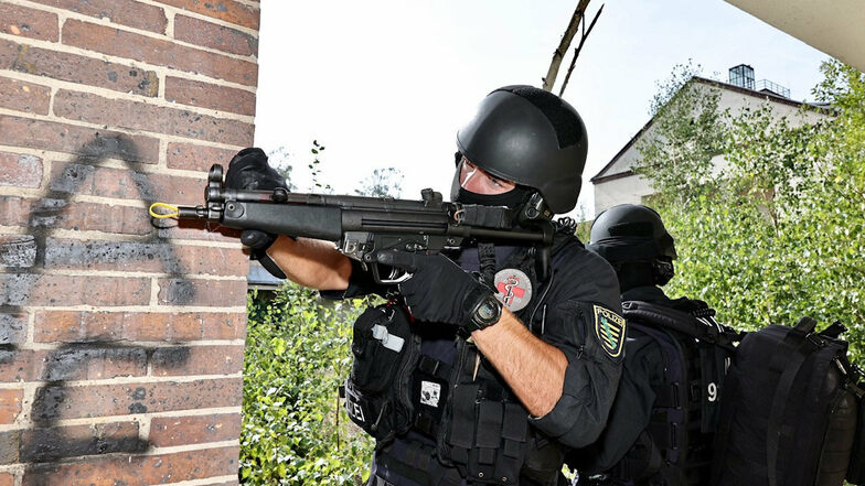 Polizisten mit schweren Schutzausrüstungen und Langwaffen probten in Ottendorf den Ernstfall.