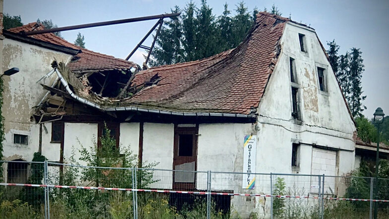 Das eingestürzte Dach auf dem Hafermühlenareal.