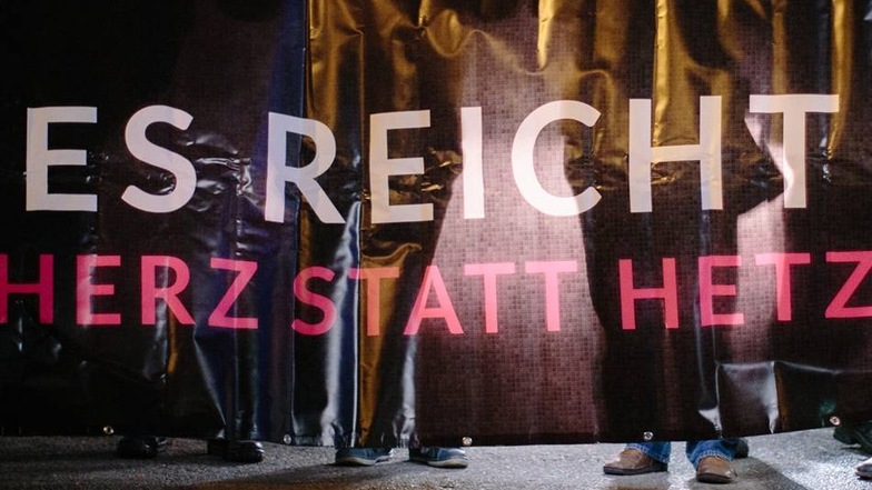 Die "Herz statt Hetze"-Gegendemonstration zog über Neumarkt und Synagoge zum Bahnhof Dresden-Neustadt.