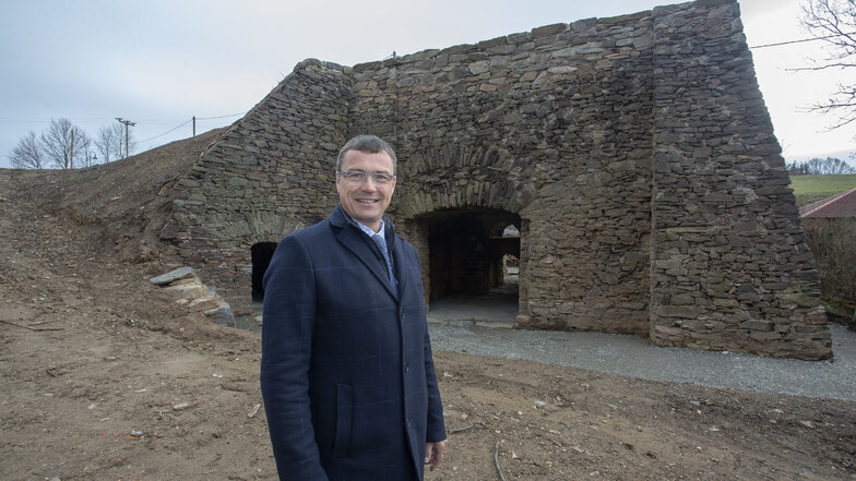 Wilsdruffs Bürgermeister Ralf Rother vor dem historischen Kalkofenareal in Blankenstein.