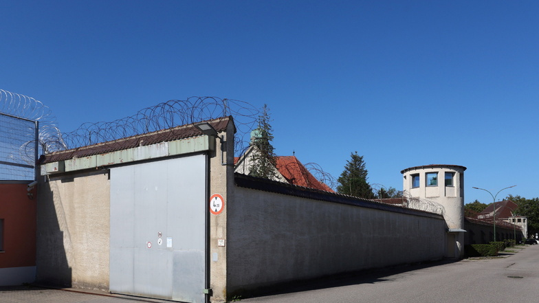 In der Justizvollzugsanstalt Landsberg am Lech hat Star-Koch Alfons Schuhbeck seine Haftstrafe angetreten.