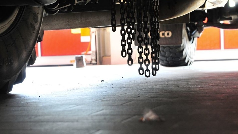 Bei schwierigen Bedingungen helfen rotierende Ketten weiter. Sie legen sich unter den Reifen, wenn er den Boden berührt.