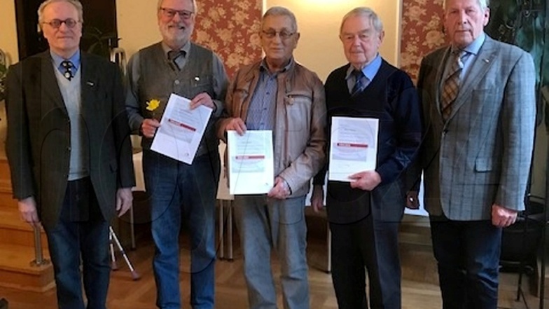 Franz Klenner (l.) mit den Ausgezeichneten: Reinhard Klenner, Dieter Rösler und Klaus Pläging. Daneben Wilfried Roy, der 2. Vorsitzende (v.l.).