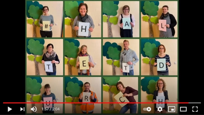 Die Erzieherinnen und Erzieher des Ottendorfer Waldkindergartens senden ihren Kindern eine Botschaft auf Youtube.