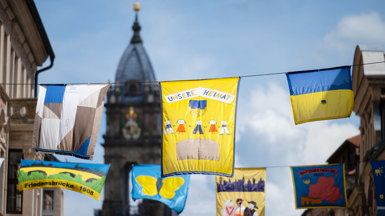Fahnen und Banner schmücken die Altstadt.