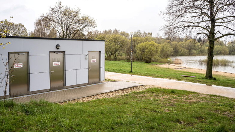 Der WC-Container am Stausee in Bautzen steht bereits seit Juli 2022. Mängel müssen jedoch noch beseitigt werden, ehe die Toiletten genutzt werden können.