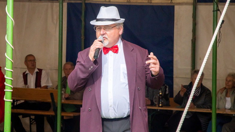 Siegfried Schoof ist langjähriges Mitglied im Nieskyer Karnevalsverein und imitiert gern die Größen des Schlagers, wie hier Roger Whittaker.