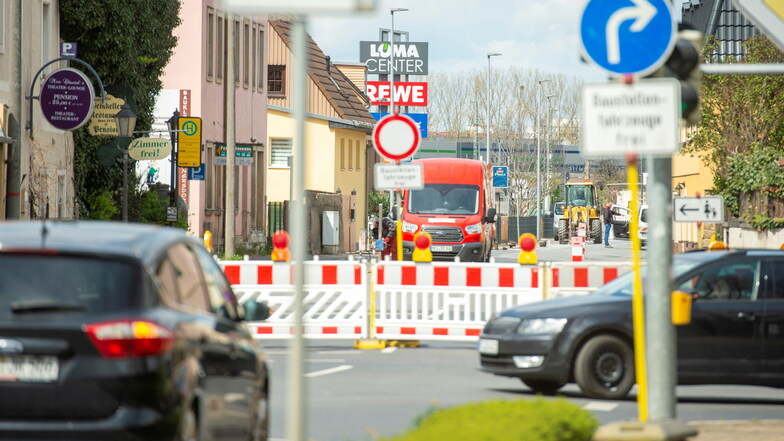 An der Ecke Gerhart-Hauptmann-Straße ist Schluss mit Weiterfahren auf der Meißner Straße Richtung Coswig.
