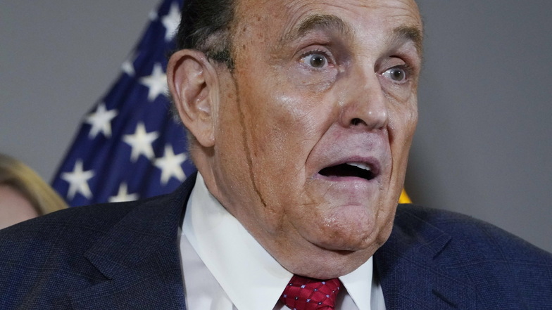 Rudy Giuliani läuft Haarfärbemittel von den Haaren die Wange herunter.