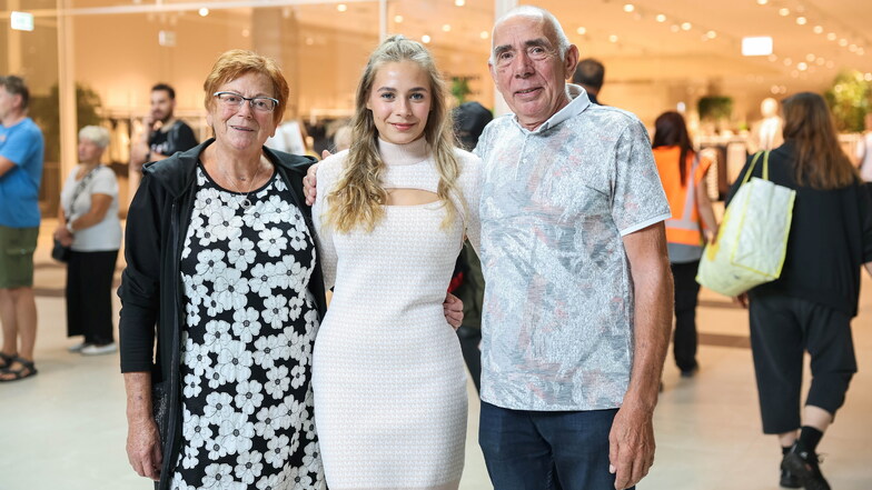 Ganz in Familie: Angelika (li.) und Siegfried Staub sind mit Enkelin Anna zur Eröffnung gekommen.