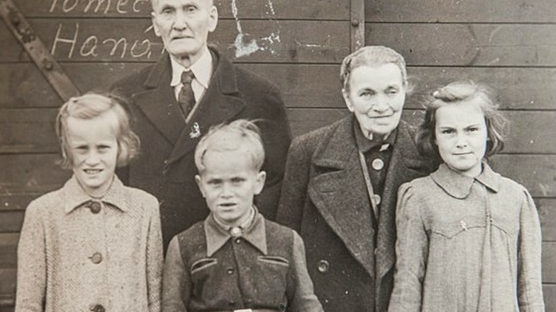Abschiedsfoto mit Oma Helene und Opa Johann: Die beiden zogen 1953 per Güterwaggon zurück nach Tschechien. Helga Kluge, rechts im Bild, hat zusammen mit ihrer Cousine Renate (l.) die Geschichte der Bratpfanne für die Familienchronik aufgeschrieben.