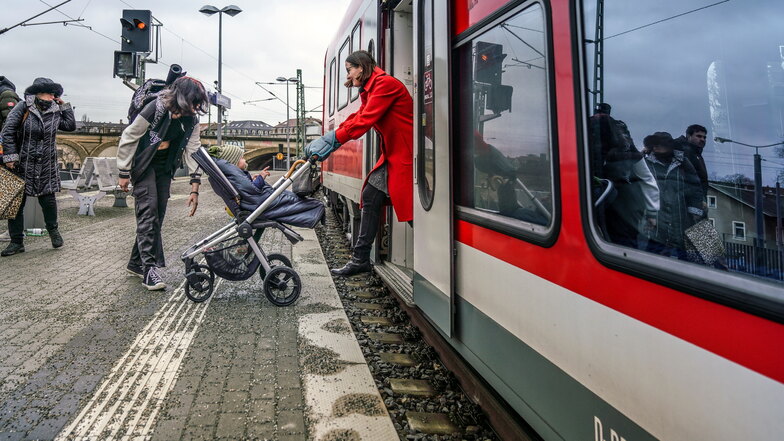 Gefahr am Bahnsteig am Dresdner Bischofsplatz: Frau und Kind stecken in Lücke fest