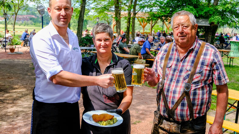Philipp, Kerstin und Bernd Skopi (v. l.) von Skopis Elbegarten freuen sich über die vielen Gäste.