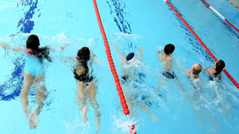 Ein Großteil der Gutscheine, mit denen Sachsens Schüler schwimmen lernen sollen, konnte bisher nicht eingelöst werden. Die Wartelisten für einen Schwimmkurs sind lang.
