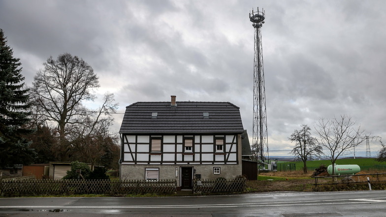 Hohenstein-Ernstthal: Ein Funkmast für das Mobilfunknetz steht hinter einem kleine Gehöft. Eine Umfrage der Linken beschäftigt sich mit den Funklöchern in Sachsen.