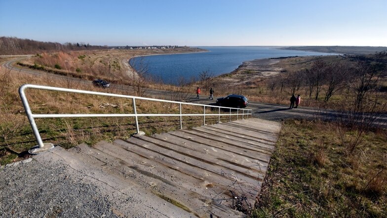 So sieht er aus, der Blick vom neuen Aussichtspunkt an der Nordwestecke des Großräschener Sees. Nur über diese Treppe ist er erreichbar.