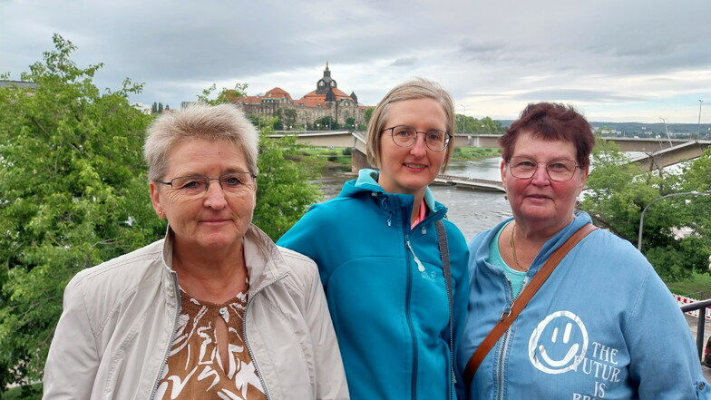 Renate, Ina und Sabine Moreke (v.l.n.r.) sind zu Besuch in Dresden. Eigentlich wollten sie heute Sightseeing machen, schauen sich aber stattdessen die eingestürzte Carolabrücke an.