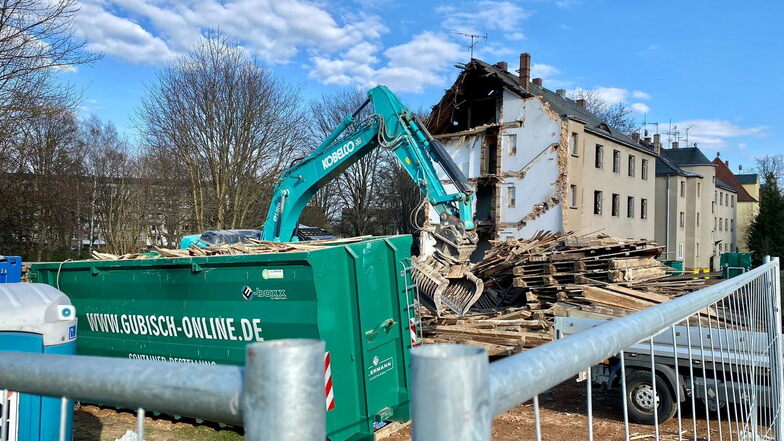 Der Abriss der restlichen drei Häuser der Zittauer Wohnbaugesellschaft an der Kantstraße hat vor einigen Tagen begonnen.