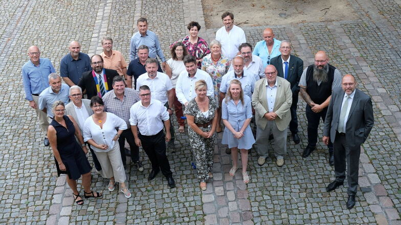 Vor dem Beginn ihrer ersten Sitzung in der neuen Wahlperiode stellten sich die Meißner Stadträtinnen und Stadträte zum Gruppenfoto auf.