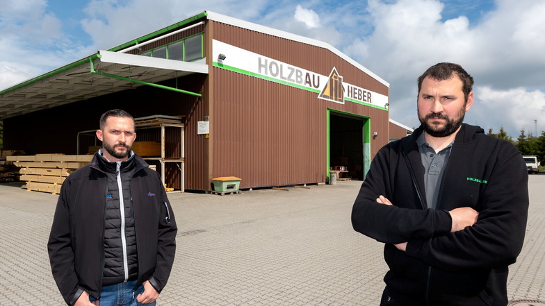 Holz-Zulieferer Sven Krause (l.) und Zimmerermeister Clemens Heber aus Kirschau sind sich einig: Der gestiegene Export von Baustoffen macht das lokale Handwerk kaputt.