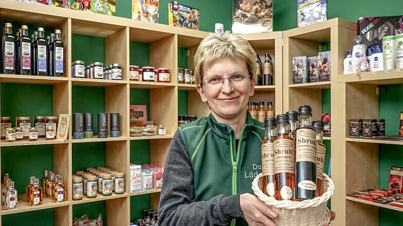 Nach einer schweren Erkrankung kann Simone Hölzel ihr Geschäft in Rodewitz/Spree jetzt wieder öffnen. Für die Kunden hat sie einige neue Produkte im Angebot, unter anderem Fruchtsirup namens Shrub.