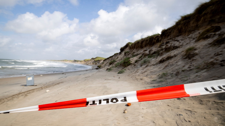 In Dänemark sind zwei Kinder beim Buddeln im Sand von einem Erdrutsch verschüttet worden. Die Jungen aus dem Raum München sind nun ihren Verletzungen erlegen.