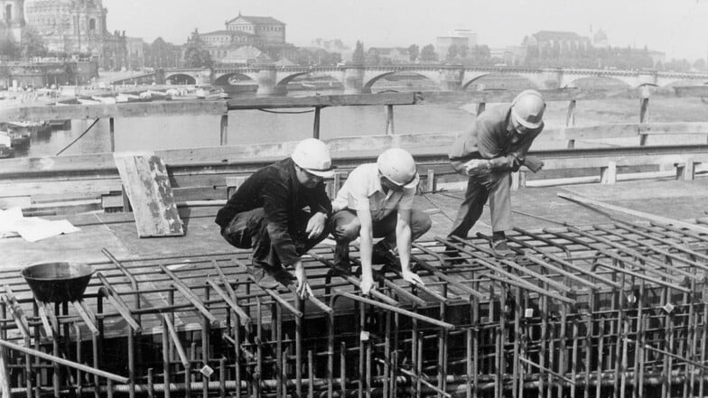 Juli 1970: Spannglieder und Stahlbewehrung der Brücke sind verlegt. Hier wird noch einmal bei einer Abnahme ein prüfender Blick darauf geworfen.