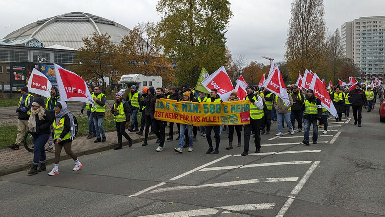 Von der Uniklinik zogen die Streikenden am Donnerstag zum Kohlrabizirkus in Leipzig.