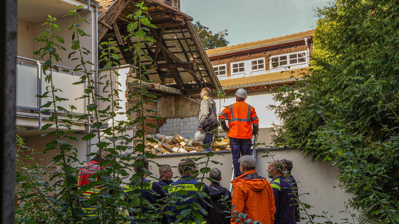 Am Montag ist in Bautzen ein Hinterhaus an der Nicolaipforte eingestürzt. Feuerwehrleute, Mitarbeiter des THW, der Stadt Bautzen, der Energieversorger sowie Gutachter rückten an, um die Schäden zu begutachten.