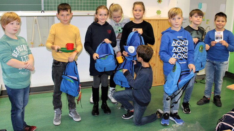 Die ersten Rucksäcke für Schulanfänger in Tansania wurden in diesem Jahr von Schülern der vierten Klasse der Sorbischen Grundschule in Bautzen gepackt.