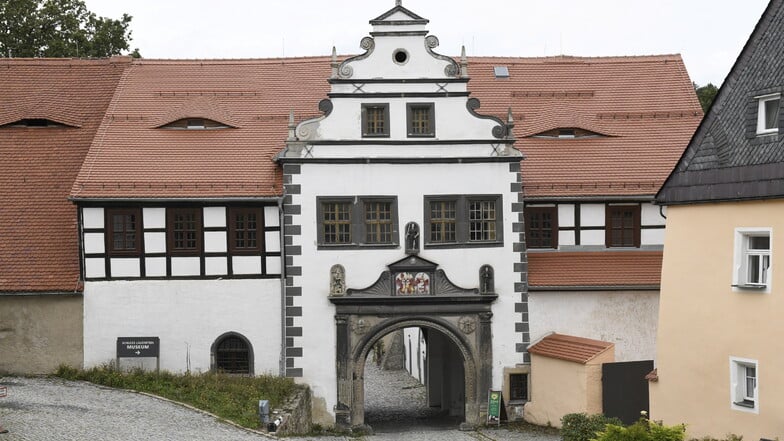 Fassade, Fenstergewände und Dach des Torhauses wurden während der Schlosssanierung in Ordnung gebracht. Für die Innenräume fehlte dann das Geld.