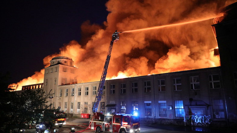 Das werden die Dresdner Feuerwehrleute nicht so schnell vergessen - den Großbrand in der Nacht zum 25. Juni im Industriegelände.