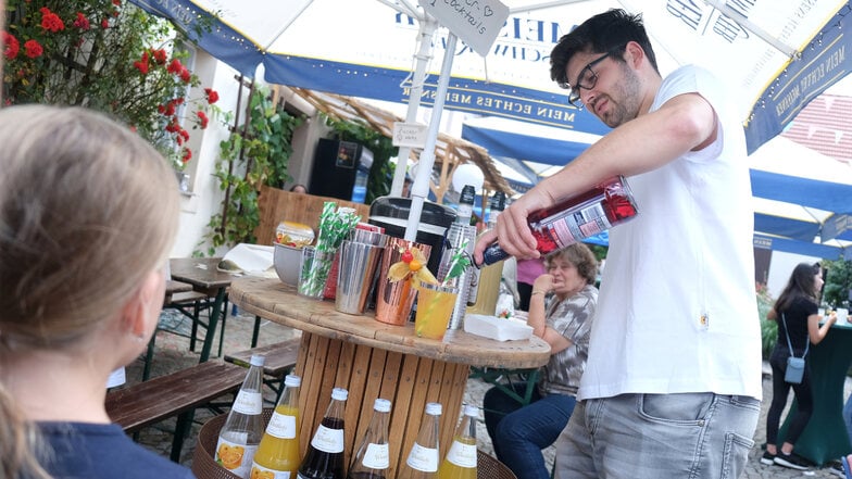 Patrick Fetzer vom Hof Fetzer in Niederau hatte sich zur 750-Jahrfeier des Ortes was Hübsches für Kinder einfallen lassen. Er mixte für sie leckere Kinder-Cocktails mit heimischem Saft und frischen Früchten.