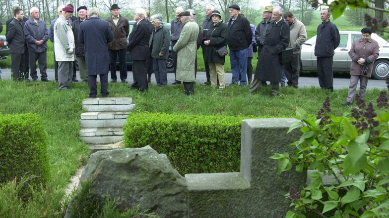 Gedenken am Soldatengrab Brockwitz in der Vergangenheit.