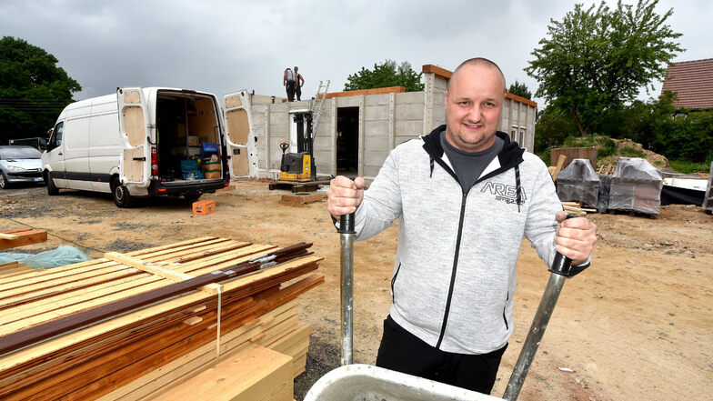 Jens Wittig freut sich auf sein neues Haus, das an der Stelle des abgebrannten Umgebindehauses in Ruppersdorf entsteht.