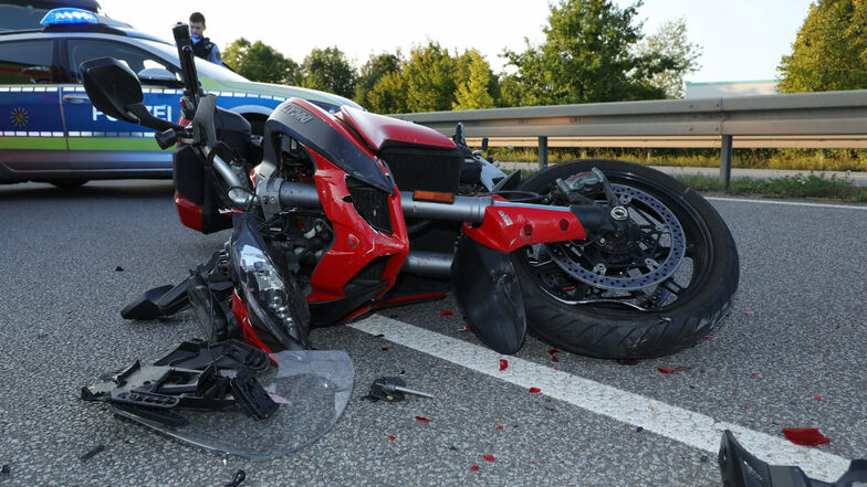 Bei dem Unfall in Kesselsdorf ist der Motorradfahrer schwer verletzt worden.