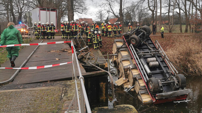 Wegen einer einstürzenden Holzbrücke ist ein mit Geflügel beladenes Lastwagengespann im Landkreis Grafschaft Bentheim in einen Kanal gefallen.