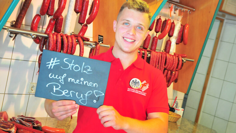 Franz Gawalski hält eine Tafel mit der Aufschrift „#Stolz auf meinen Beruf!“ in der Hand. Der junge Fleischer gehört zu den Initiatoren einer Internet-Aktion.