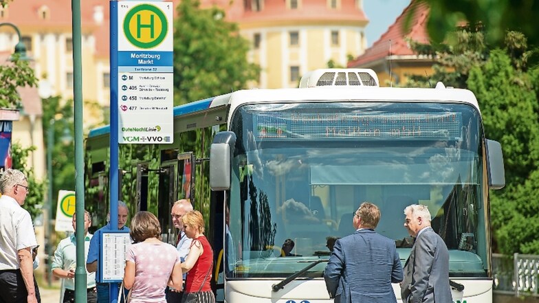 Vor barockem Hintergrund. Das neue VVO-Haltestellenschild am blauen Mast am Halt Moritzburg Markt. Daneben ein VVO-Plus-Bus. Diese Linien sollen ab 10. Juni mit dichterem Takt – in der Woche stündlich, auch in den Ferien – das Eisenbahnnetz ergänzen.