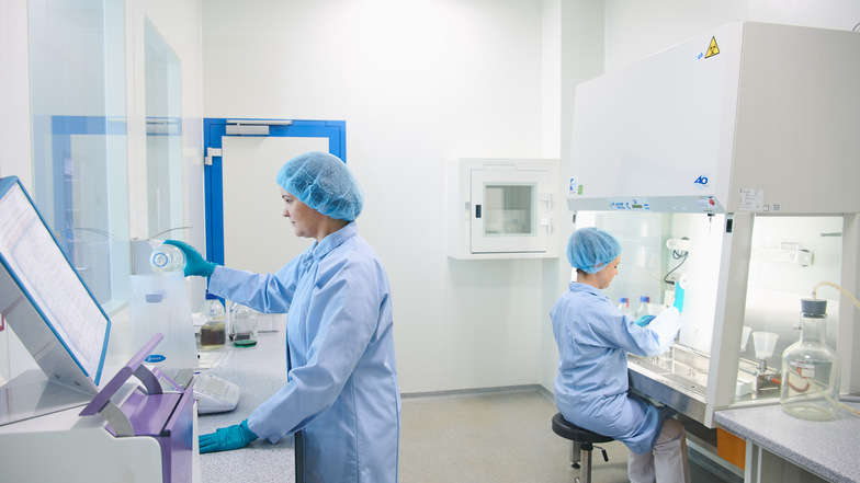 Die Mitarbeiter der Firma CUP Laboratorien Dr. Freitag in Radeberg prüfen unter anderem Medikamente vieler großer Pharma-Unternehmen. Derzeit wird ein neues Labor für Radiopharmaka errichtet.