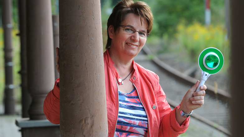 Karin Berndt, Bürgermeisterin von Seifhennersdorf, wünscht sich, dass bald wieder Züge an den Bahnhof kommen.