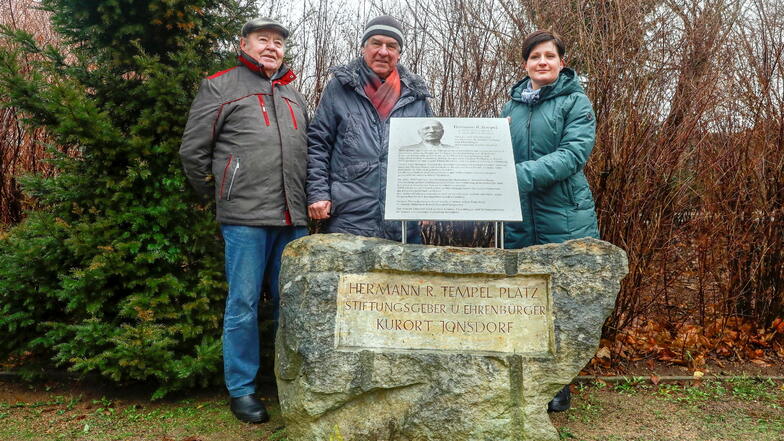 Am 4. Januar haben Stiftungsratsvorsitzender Heinz Leupold, der stellvertretende Bürgermeister Horst Zimmermann und Bürgermeisterin Kati Wenzel die Tafel für den Gedenkstein zu Ehren Hermann Tempels eingeweiht.