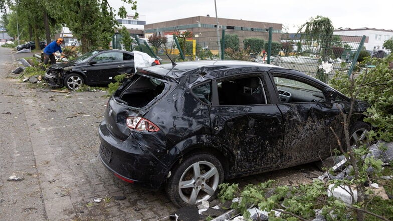 Zerstörte Autos stehen auf einer Straße in Paderborn.