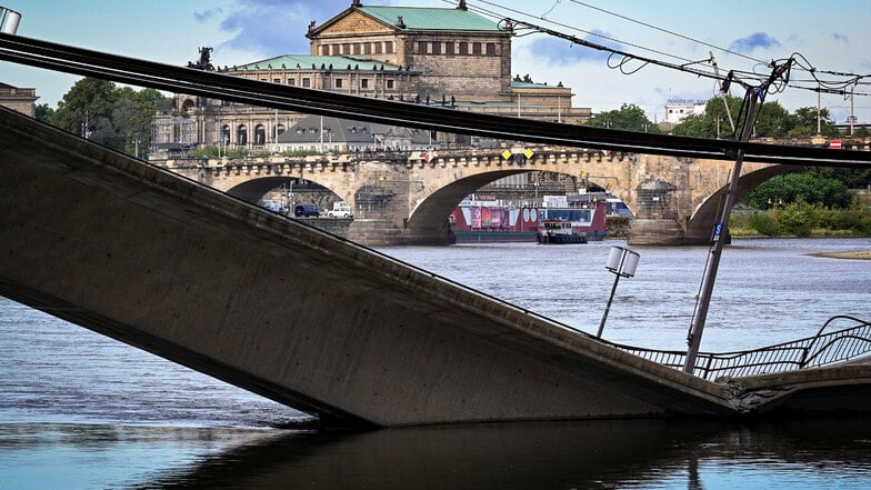 Das Hochwasser könnte Dresden schneller erreichen, als die Teile der in die Elbe gestürzten Carolabrücke beseitigt sind.