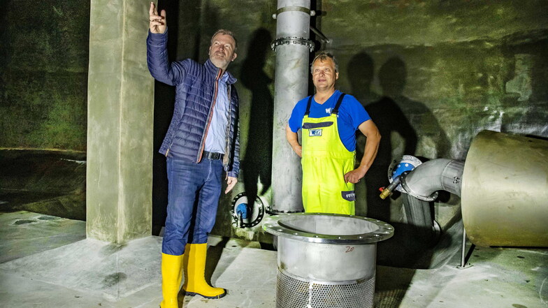 Die beiden Herren stehen am höchsten Punkt von Riesa - allerdings ein paar Meter unter der Erde: Heiko Bollmann, Chef der Wasserversorgung Riesa/Großenhain (li.), und Vorarbeiter Lutz Selig im Hochbehälter auf dem Heideberg.